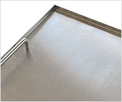 天板は高さ10mmの落下防止仕様。