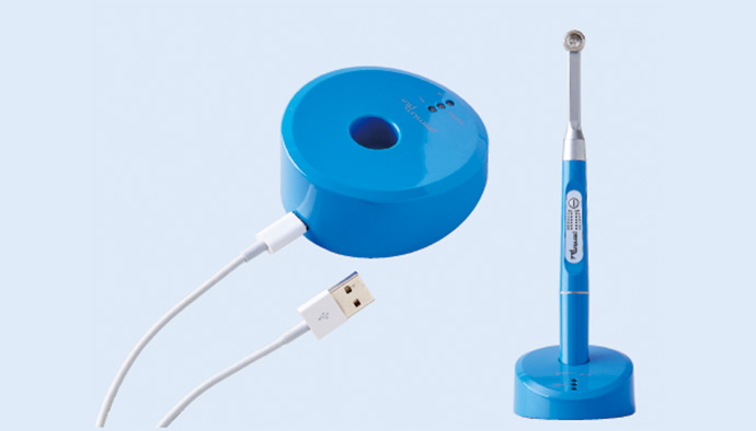 キュアリングライトミニC02 便利な置くだけ充電