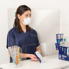 窓付きクリアパーテーション